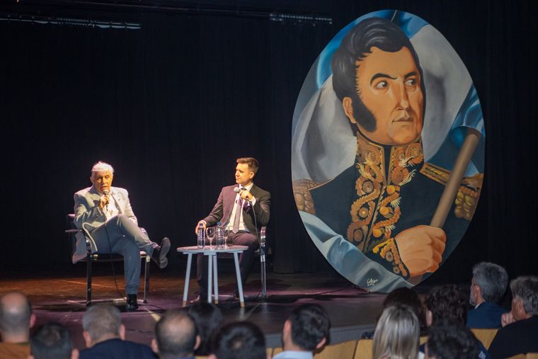 Gustavo Capone junto a Julián Imazio, quien ofició de conductor invitado. Gustavo Capone junto a Julián Imazio, quien ofició de conductor invitado.