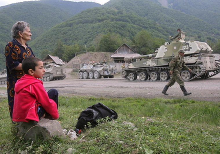 Los civiles piden el fin de la guerra. Foto: EFE