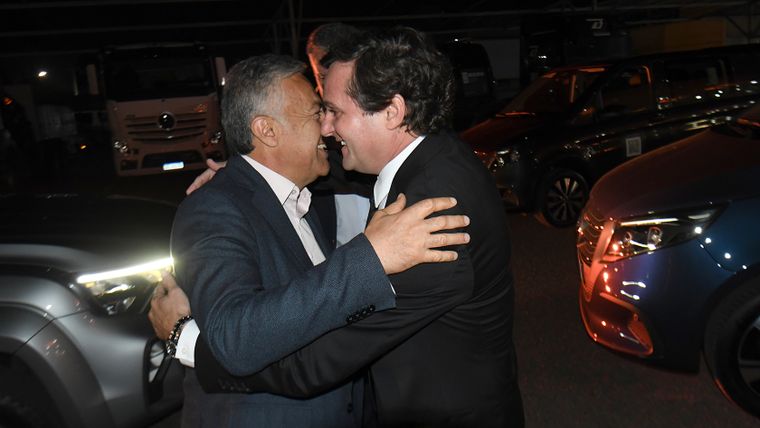 El gobernador Alfredo Cornejo llegó para felicitar a los Yacopini. El gobernador Alfredo Cornejo llegó para felicitar a los Yacopini.