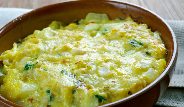 Esta receta se originó como una forma de aprovechar restos de bacalao desalado, convirtiéndose en un clásico de las tabernas.