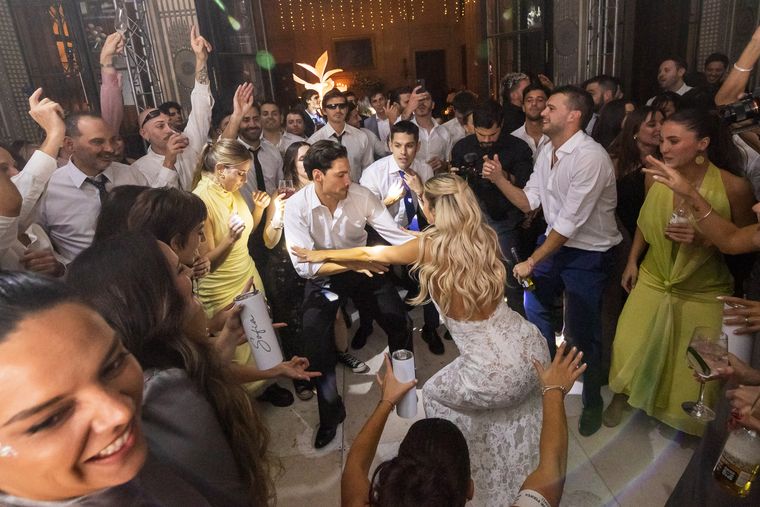 Cande Ruggeri bailando junto a su marido en la fiesta. Cande Ruggeri bailando junto a su marido en la fiesta.