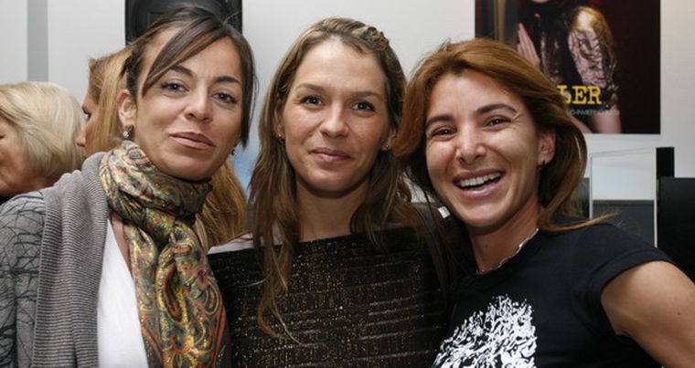 Súper sonrientes. Laura Fernández, Betina Villegas y Fiorella Cordero. Foto: Gentileza Marcelo Torres