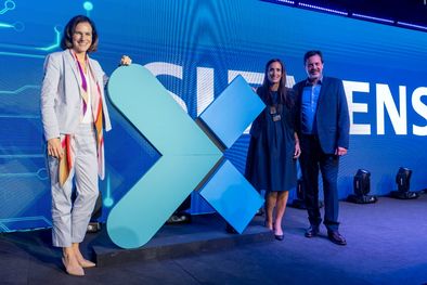 MDZol | Judith Wiese, Dalma Parisi y Eduardo Gorchs, CEO de Siemens Sudamérica. Foto: Siemens.