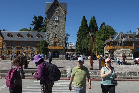 Los imputados son una médica que asistió a la víctima cuando llegó a Buenos Aires, dos coordinadores de la empresa Traveldance y un hombre que habría ejercido la medicina en Bariloche sin la matrícula pertinente. Los imputados son una médica que asistió a la víctima cuando llegó a Buenos Aires, dos coordinadores de la empresa Traveldance y un hombre que habría ejercido la medicina en Bariloche sin la matrícula pertinente.