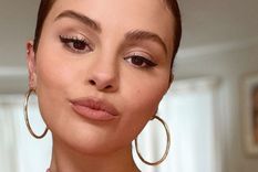 Selena Gomez estalla la red posando con un cavado traje de baño Selena Gomez protagonizó la serie Los Hechiceros de Waverly Place. Foto: @selenagomez