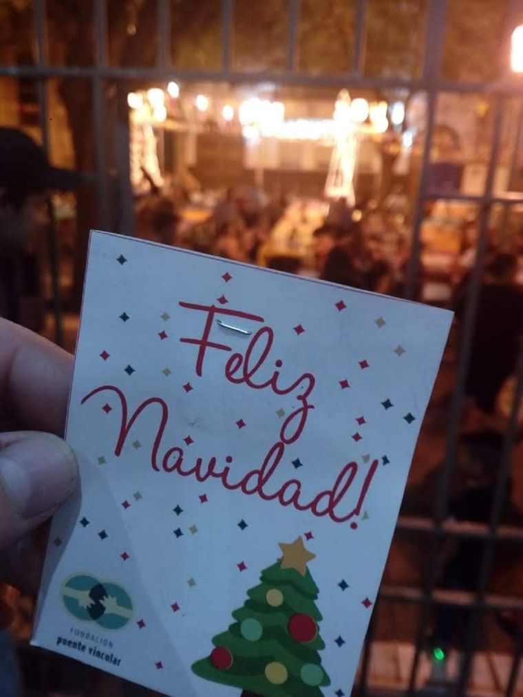 La entidad sin fines de lucro Puente Vincular ha llevado adelante una campaña para sentarse a la mesa con las personas en situación de calle. Foto: Gentileza