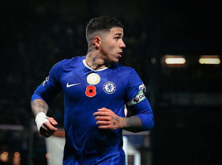 Enzo Fernández enfrenta críticas internas en Chelsea en plena crisis deportiva.