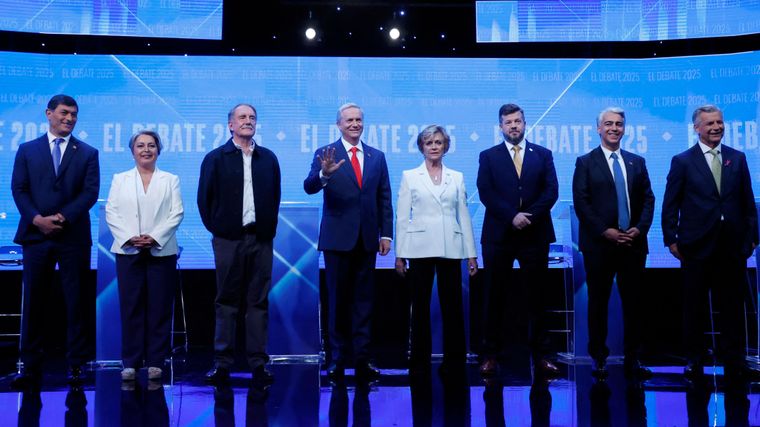 En total, son 8 candidatos los que compiten por la presidencia de Chile. Además de Jara (segunda por la  izquierda), Kast, Matthei y Kaiser, está Franco Parisi, Harold Mayne-Nicholls, Marco Enríquez-Ominami y Eduardo Artés.