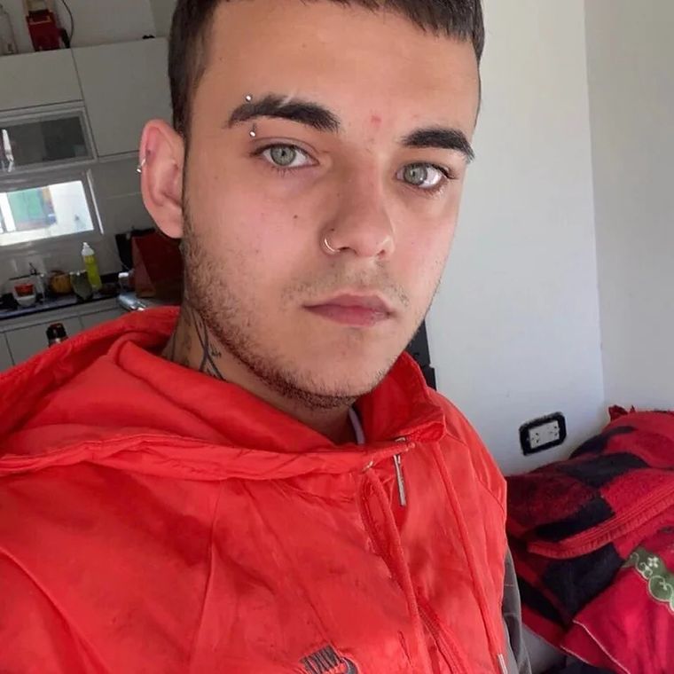 El joven fue hallado por su madre, quien lo encontró maniatado y severamente golpeado