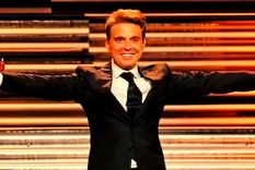 Luis Miguel sufre un percance en pleno concierto en Argentina.