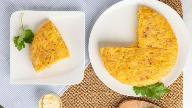 En Argentina, la receta de tortilla de papas se volvió muy popular en bodegones y casas de familia. En Argentina, la receta de tortilla de papas se volvió muy popular en bodegones y casas de familia.