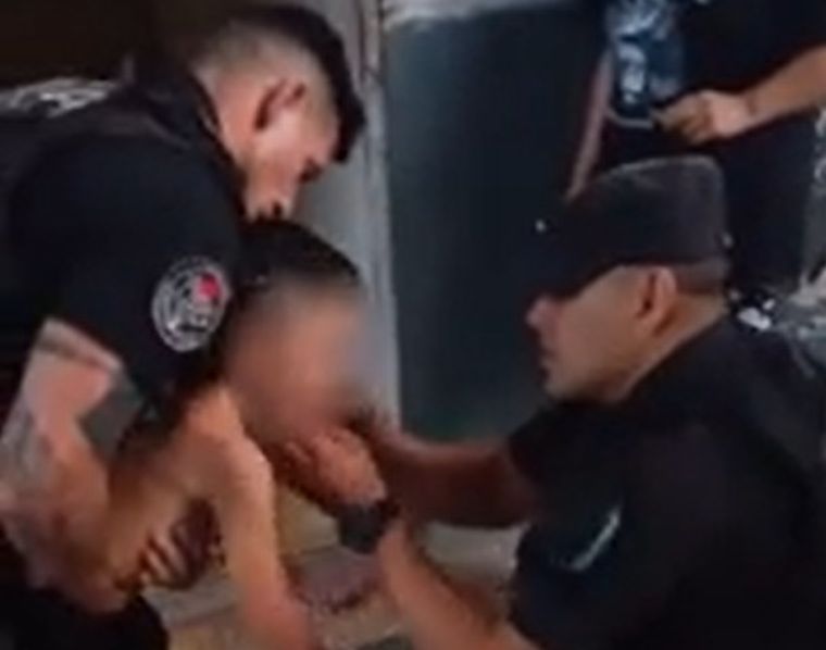 El momento del rescate de los policías al niño Foto: Captura de video