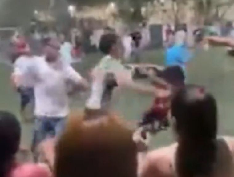 Un hombre disparo para detener una pelea en un partido de fútbol 7 en Rosario Foto: Captura de video
