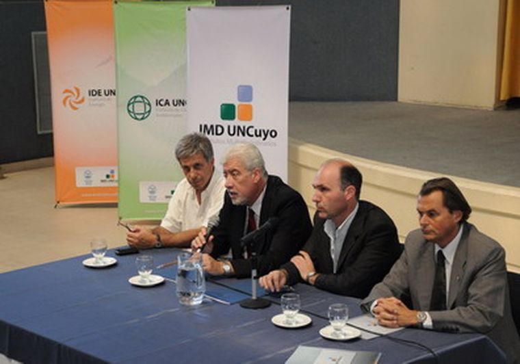 Serrano, Somoza, Carmona y Kent, durante la firma del convenio.