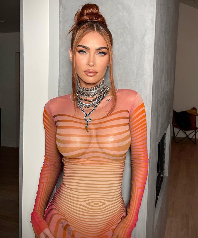 Megan Fox posa con un vestido de transparencias y deja una curiosa advertencia Megan Fox es una actriz y modelo estadounidense. Foto: Instagram @meganfox