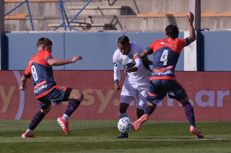 Sebastián Villa hizo un buen partido pero no pudo anotar para un Independiente Rivadavia que ya está entre los mejores ocho. Foto: Copa Argentina.