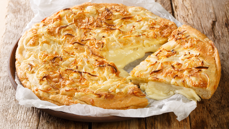 La fugazzeta es una de las recetas más deliciosas que nos ofrece la gastronomía argentina&nbsp;