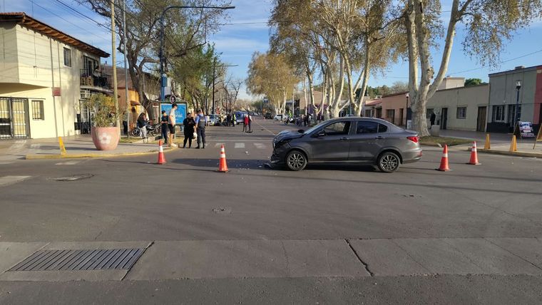 Así quedó el Fiat Cronos que chocó contra el motociclista en Godoy Cruz.&nbsp;