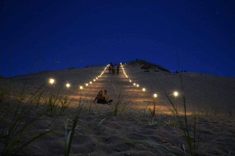 El desierto y la luna llena en un solo paseo.&nbsp;