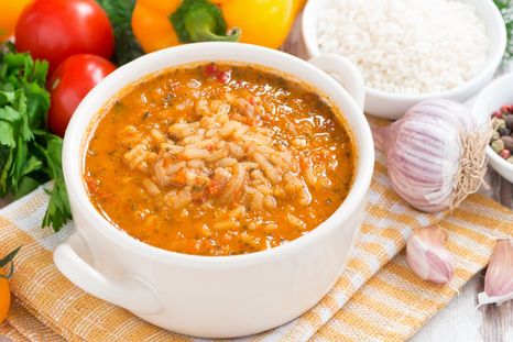 Arroz caldoso con pollo Una receta simple y deliciosa de arroz caldoso con pollo para hacer en pocos pasos. Foto: Shutterstock