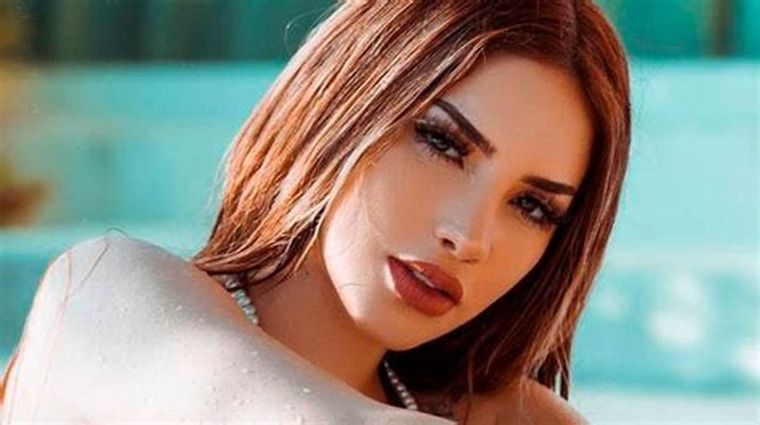 Kimberly Loaiza elevó la temperatura con un look colegiala.