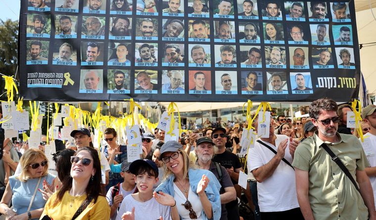 Se celebró la liberación de los rehenes cautivos en Gaza en todo el mundo. Se celebró la liberación de los rehenes cautivos en Gaza en todo el mundo.