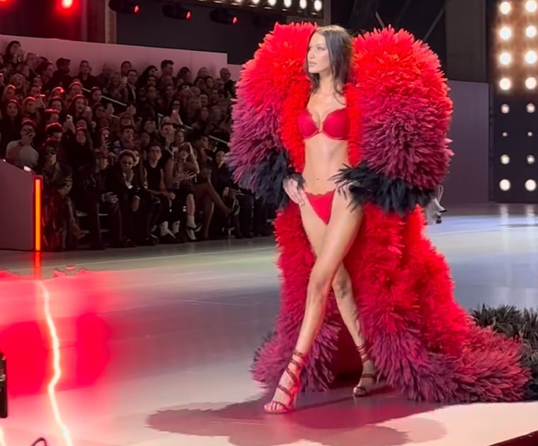 Bella Hadid, desfilando. Foto: Captura de pantalla del show.