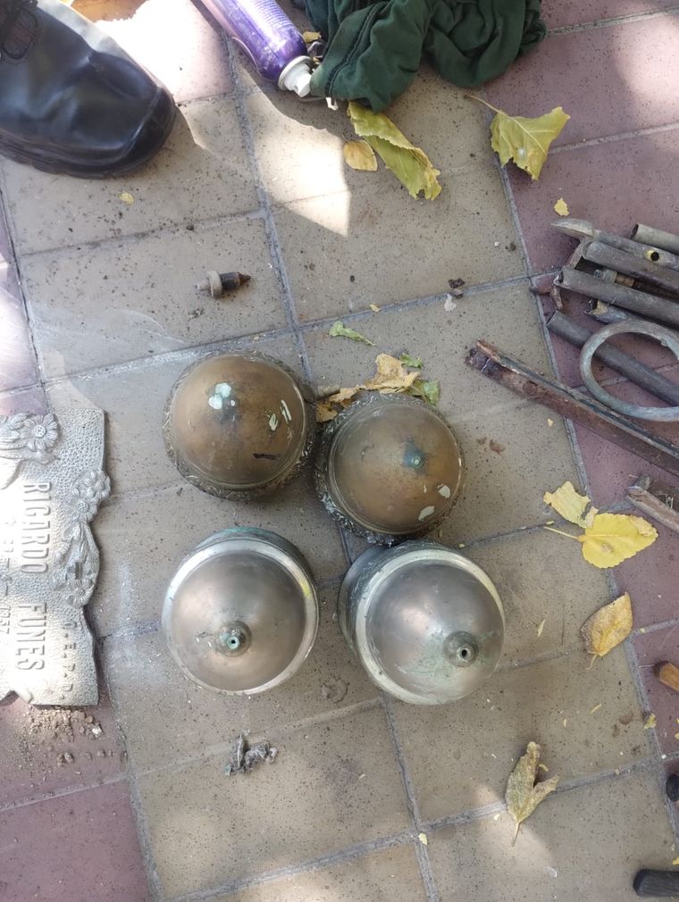 Las placas de bronce y floreros recuperados tras la detención en el cementerio capitalino. Las placas de bronce y floreros recuperados tras la detención en el cementerio capitalino.
