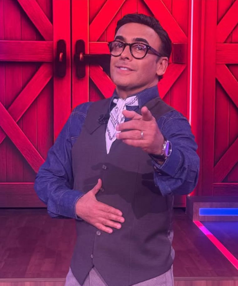 Adal Ramones conduce La Granja VIP.