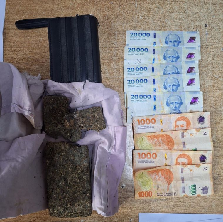 El dinero y la marihuana hallados en la mochila de la hija de los sospechosos. El dinero y la marihuana hallados en la mochila de la hija de los sospechosos.