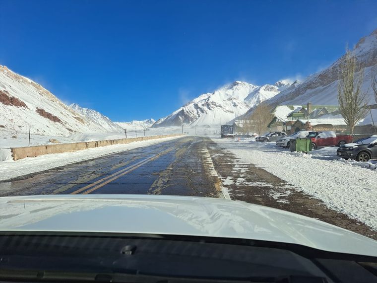 Así se encuentra un sector de la ruta hacia Chile, con hielo en la calzada.