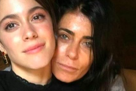 La mujer no pudo ocultar su preocupación en medio de la situación que rodea su familia. La mujer no pudo ocultar su preocupación en medio de la situación que rodea su familia.