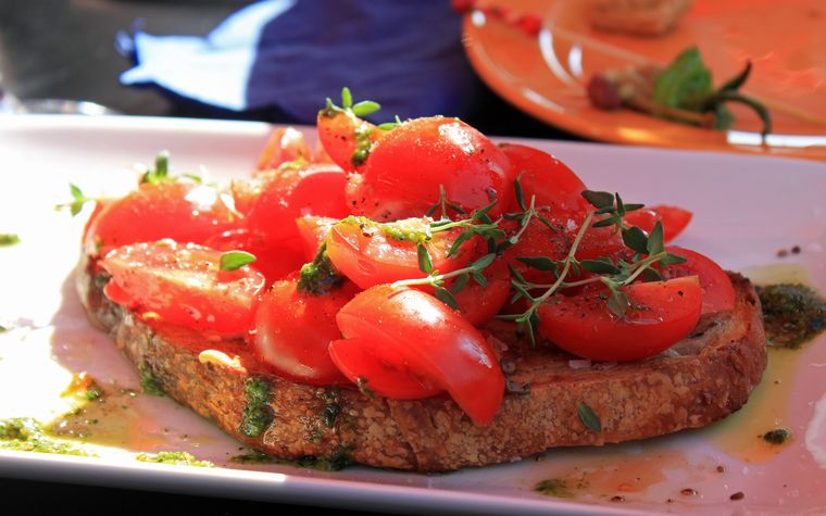 Bruschettas crocantes: receta con tomate fresco y albahaca.