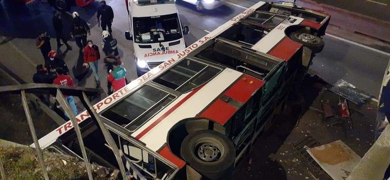 El colectivo se fue contra la baranda de contención y cayó desde el puente
