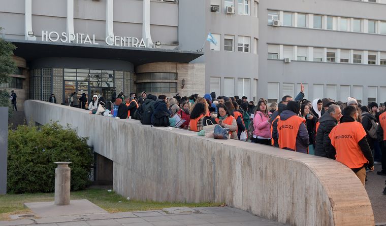 Autoconvocados del Hospital Cemtral realizan un paro con el 85% de acatamiento.