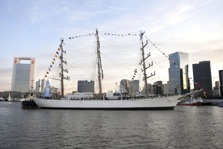 El buque escuela zarpará el sábado del Apostadero Naval. Foto: Télam