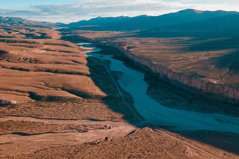 Este pueblo de la puna jujeña sorprende con sus paredones naturales y uno de los tesoros rupestres más importantes del país. Este pueblo de la puna jujeña sorprende con sus paredones naturales y uno de los tesoros rupestres más importantes del país.