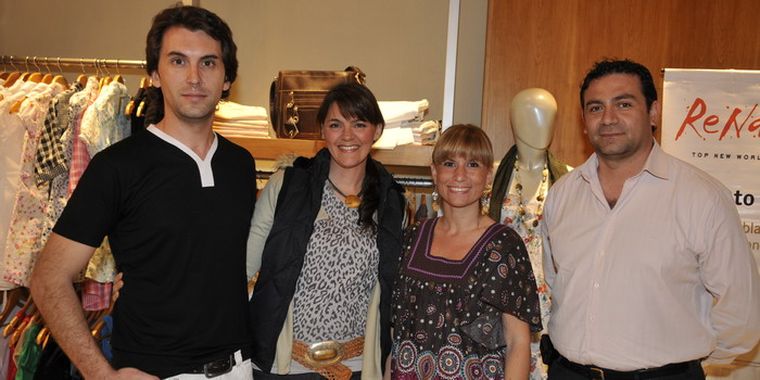 Anfitriones, colaboradores e invitados: Lucas Sánchez Riesco, la diseñadora Lorena Arias, Soledad Moll, de MDZ, y Adrián Rivero. Foto: Gerardo Gómez/MDZ
