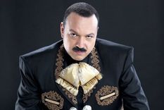 En su juventud, Pepe Aguilar tuvo su paso por el rock.