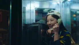 Una chica del siglo XX dialoga con la nostalgia y el romance adolescente.