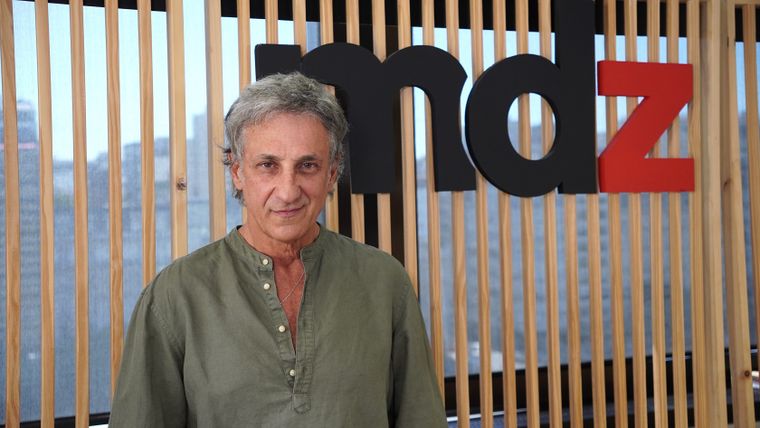 Pablo Novak dio sus primeros pasos en la actuación en la película El juguete rabioso (1984).