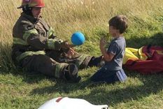 Bombero asistiendo a un niño Foto: Bomberos Voluntadios de Madariaga