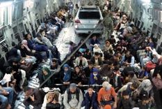 El vehículo en el avión en el aeropuerto de Kabul. Foto: Twiiter Bryan Smith.