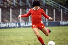 A Independiente Rivadavia no le importó que Maradona viniese de ganar el campeonato mundial juvenil. El Gargantini fue testigo. Todos los datos aquí publicados pertenecen al libro Un siglo Azul, co-escrito con Juan José Martínez Pira.