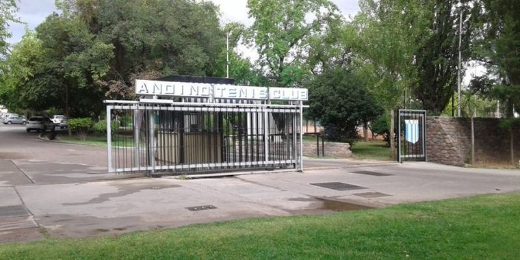 El ingreso al Andino Tenis Club. El ingreso al Andino Tenis Club.
