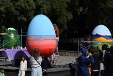 Los huevos gigantes fueron intervenidos por artistas Foto: ALF PONCE MERCADO / MDZ