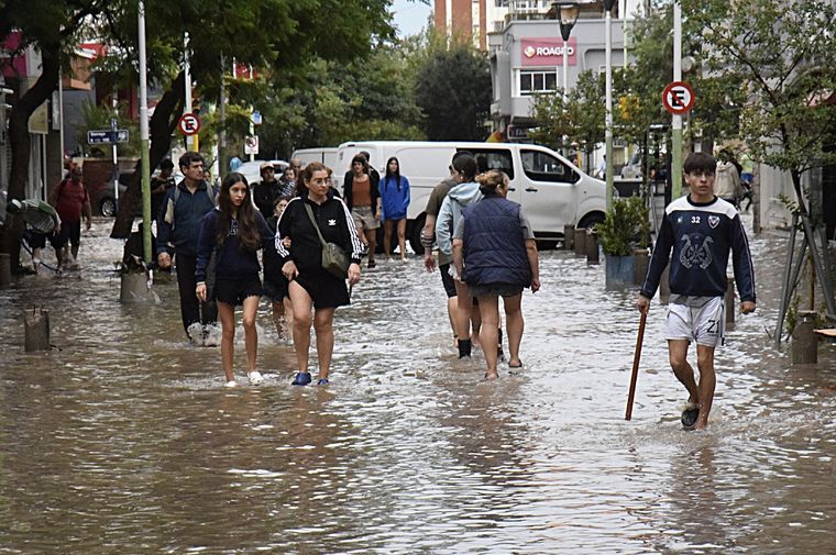 Los vecinos de Bahía Blanca salieron a la calle después de la tormenta para intentar sacar el agua de sus hogares Foto: Noticias Argentinas