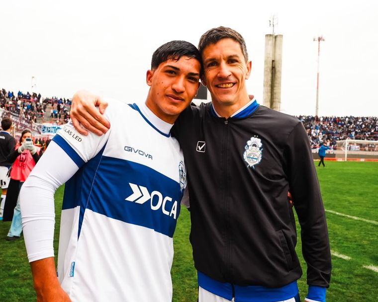 La experiencia y la juventud. Nacho Fernández, 36 años, abraza al pibe Lucas Lamella, de 16 años, tras el final del partido en Mar del Plata.&nbsp;