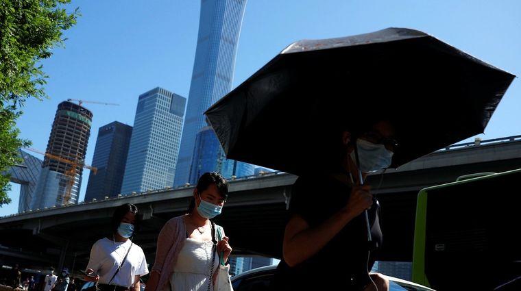 Personas con mascarillas en una calle del distrito comercial central de Pekín, China, el 15 de junio de 2020.