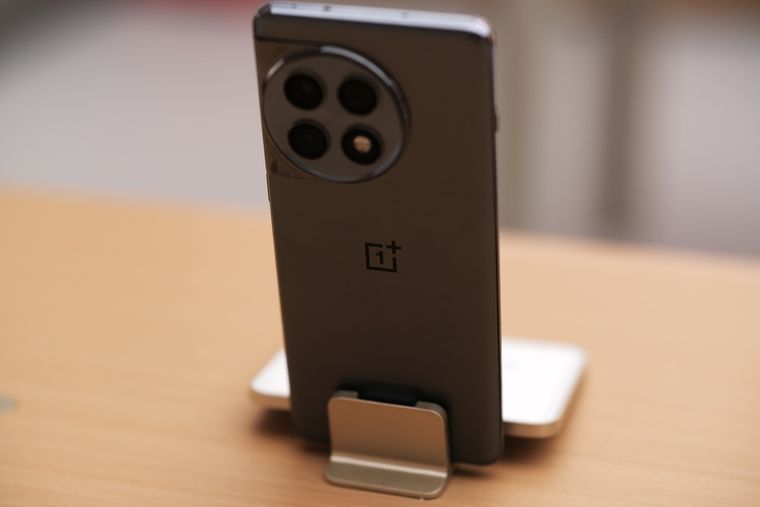 Desde el OnePlus 13 hasta el Galaxy Z Fold7, el mundo Android tiene una respuesta para el iPhone 17 Pro. Desde el OnePlus 13 hasta el Galaxy Z Fold7, el mundo Android tiene una respuesta para el iPhone 17 Pro.